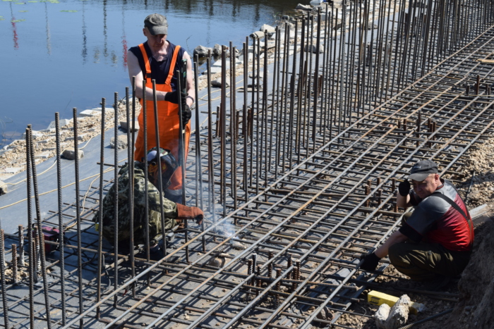 Продолжается ремонт пешеходной зоны набережной реки Уводь.