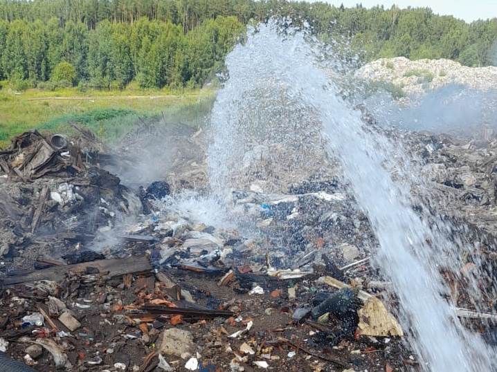 Тлеющие отходы на полигоне «Залесье» отливаются водой и укрываются золой.