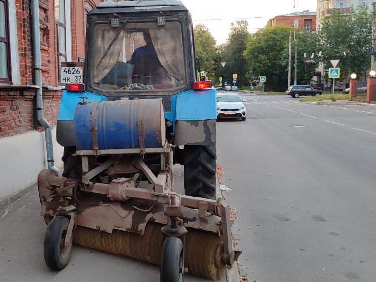 В ночь с 24 на 25 июля в работах по уборке города были задействованы 11 единиц спецтехники.