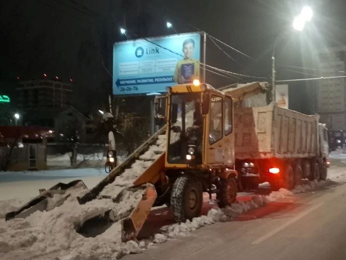Два автогрейдера ночью расширяли улицы города.