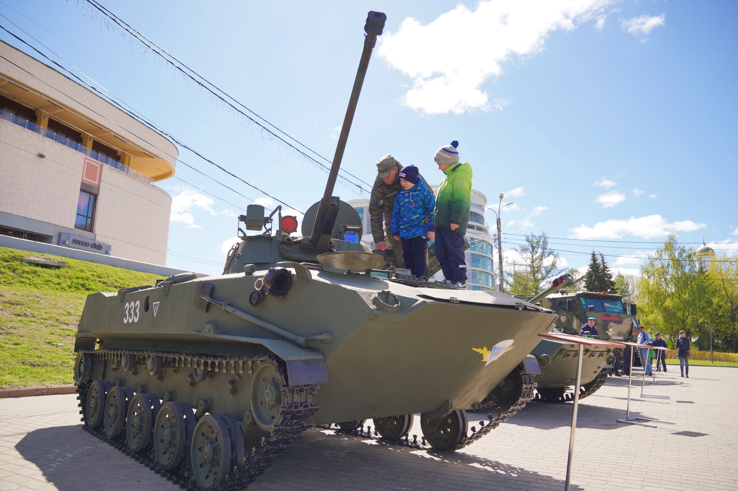 В День города на площади Победы развернется выставка военной техники и откроется пункт сбора гуманитарной помощи для жителей Курска.