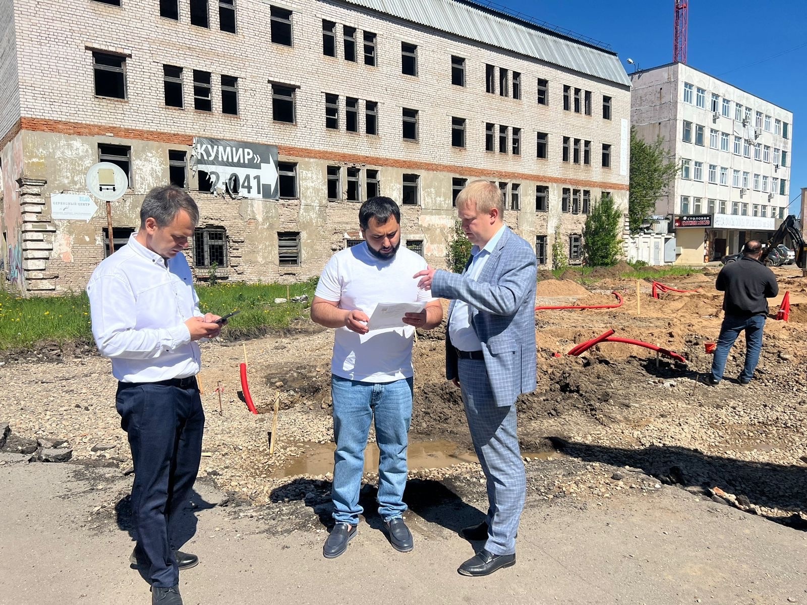 На площади Примирения начались работы по благоустройству.