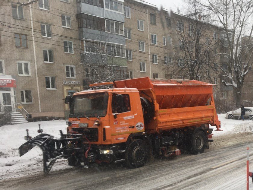 Внимание! На улицах города работает спецтехника.