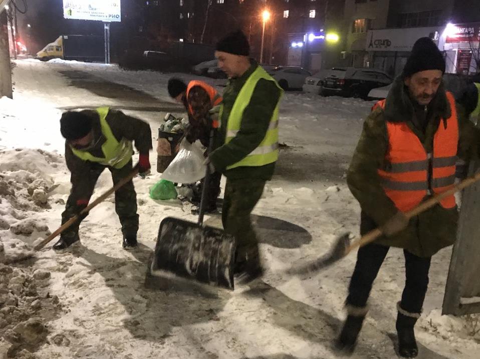 С утра на уборке города работают  39 единиц  техники и 76 дорожных  рабочих.