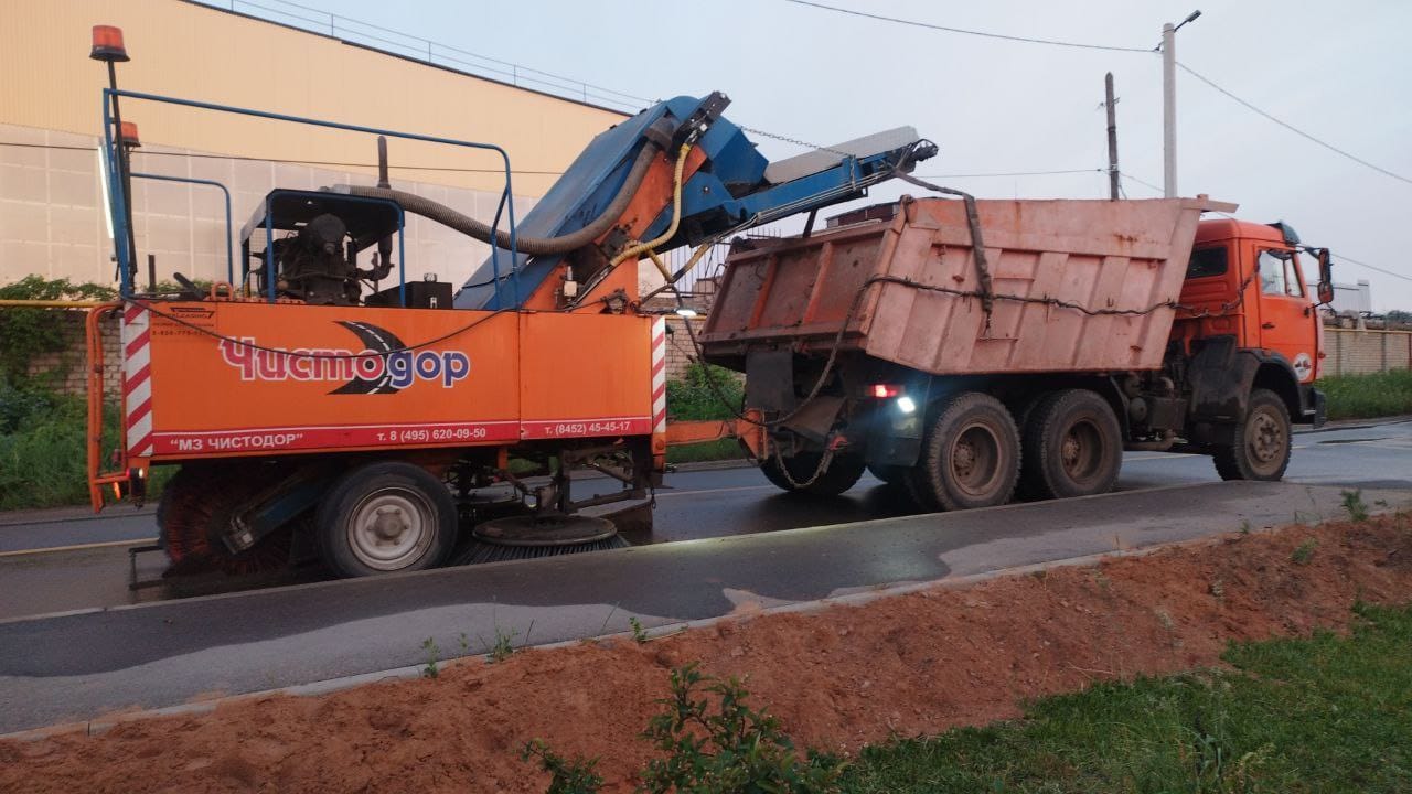 Два «Чистодора» ночью убирали город.