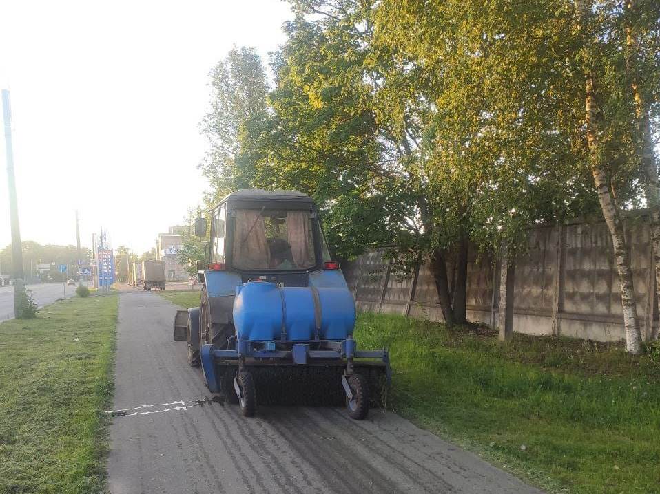 Ночью три трактора прометали тротуары.