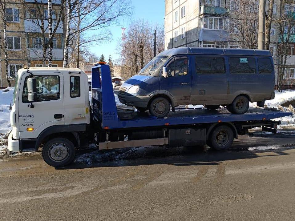 В зоне действия новых запрещающих знаков эвакуируют машины.