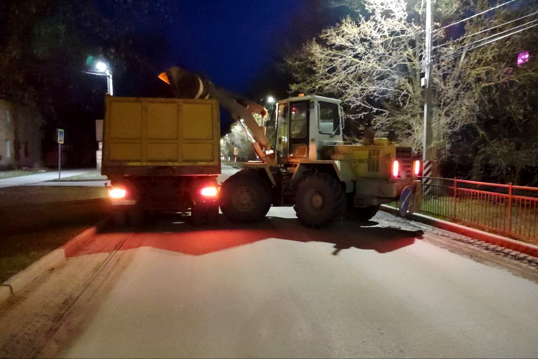 В уборке и содержании улиц города задействована спецтехника и бригады рабочих.