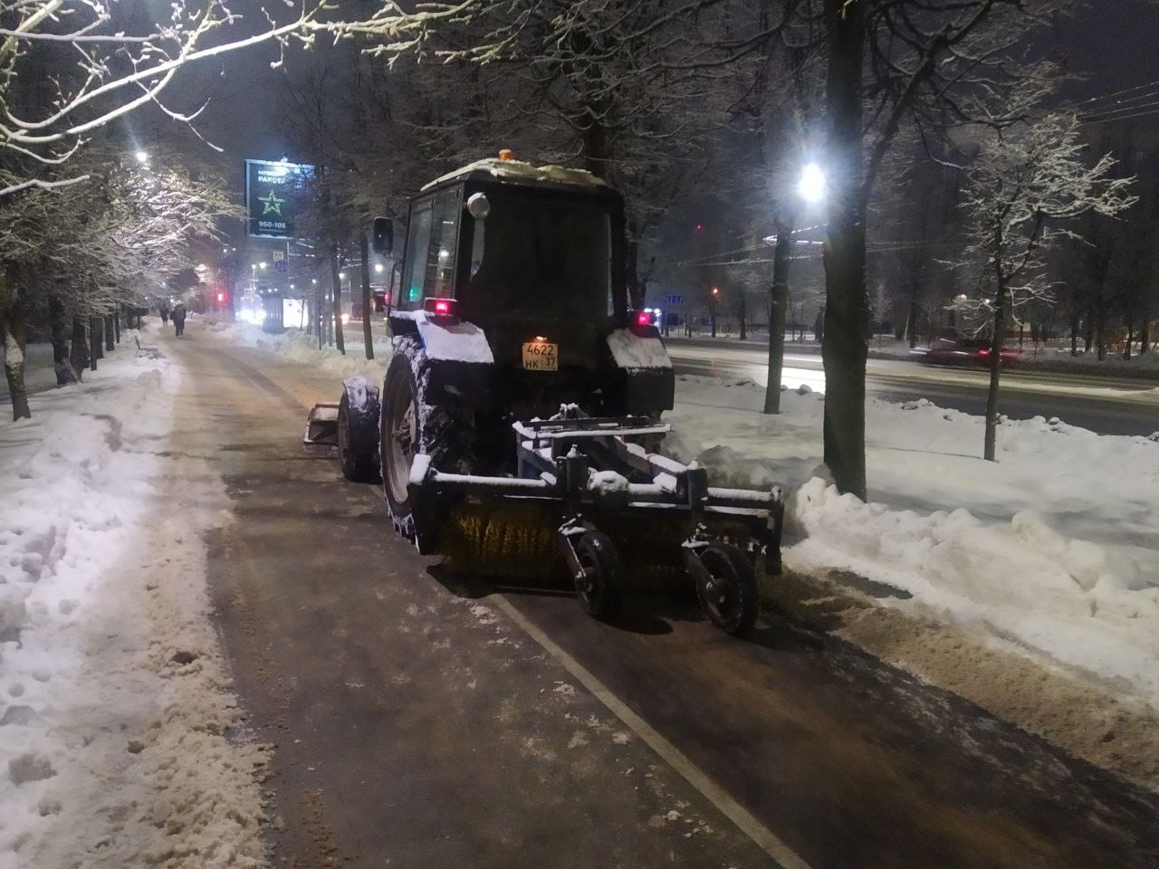 Ночью на прометание тротуаров были направлены пять тракторов.