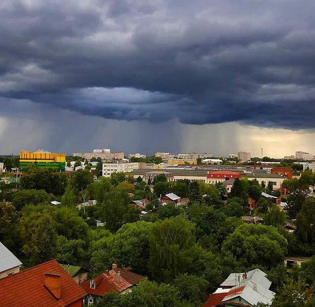 В ближайшие сутки в городе сохраняется предупреждение о грозе.