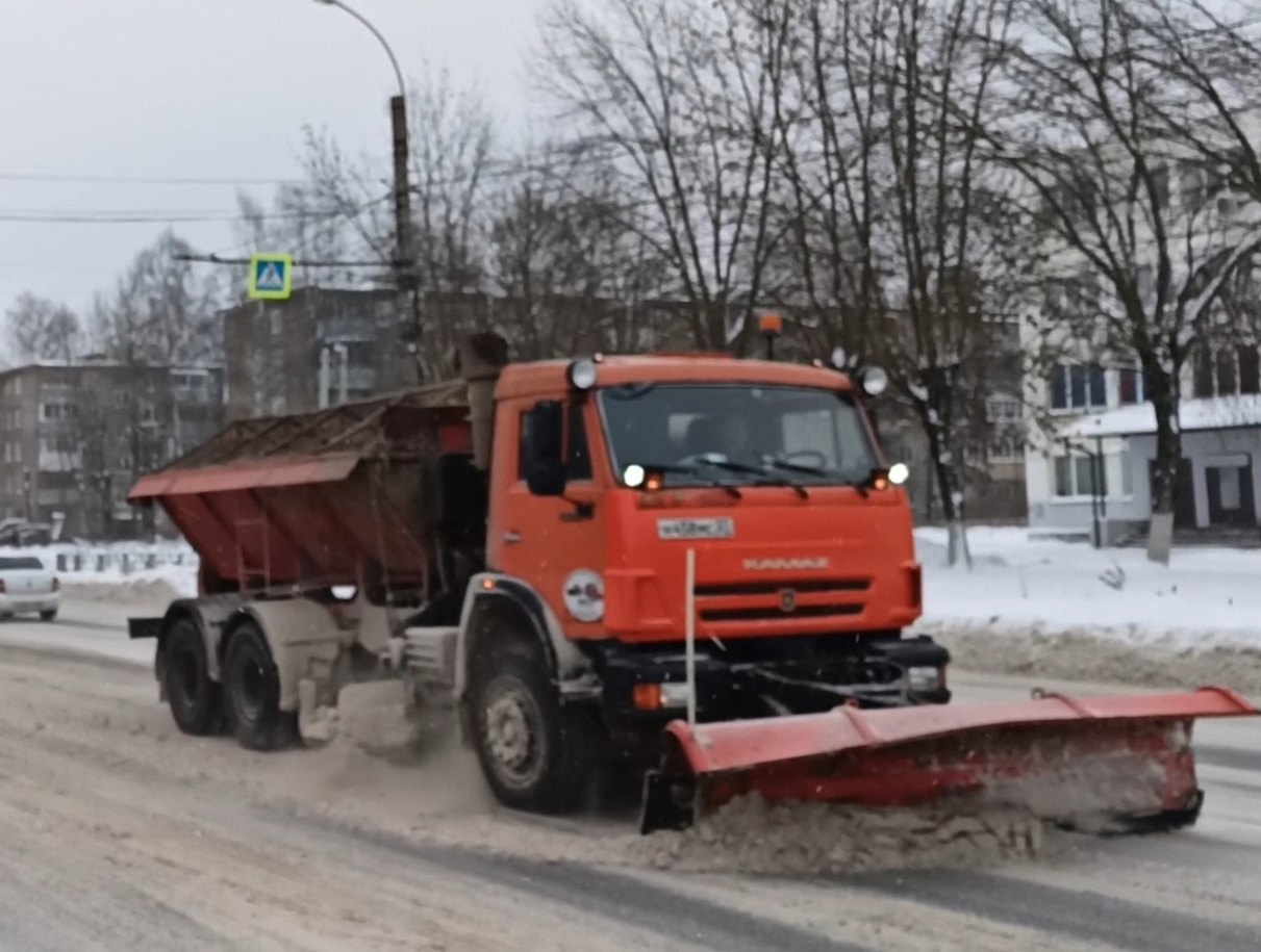 На улицах и тротуарах ликвидируют последствия снегопада.