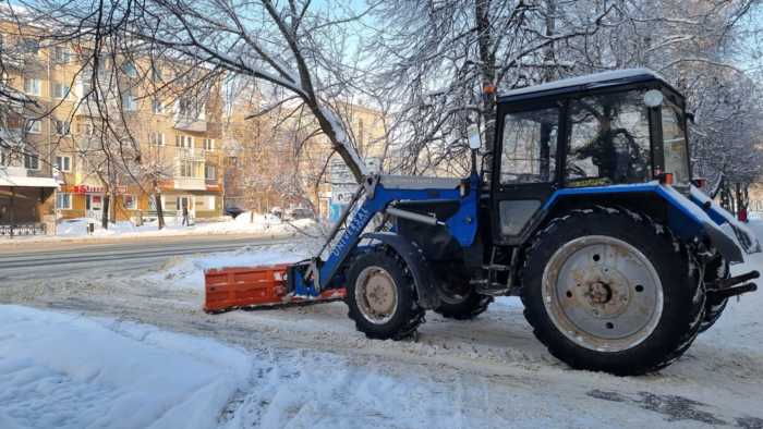 Управляющие компании продолжают очистку дворов от снега.