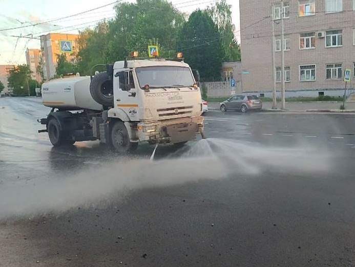 Ночью восемь  поливомоечных машин мыли улицы города.