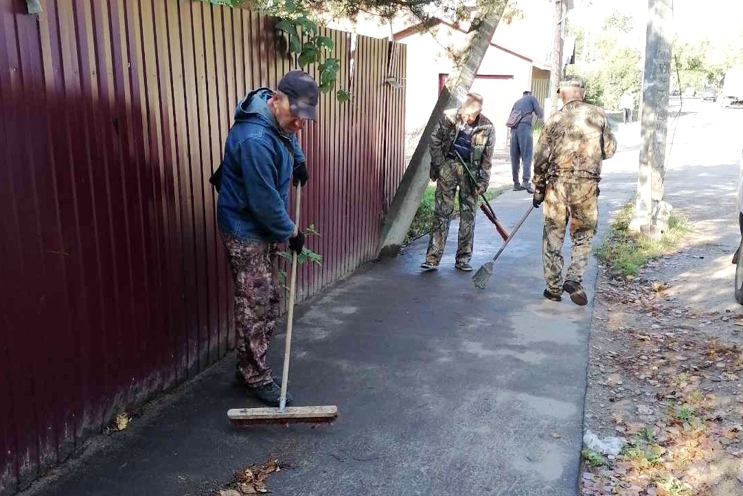 Днем 18 октября работы по уборке города продолжат 16 единиц техники и 70 рабочих.