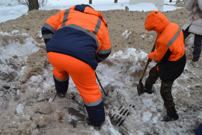 Город уже готовится к возможным подтоплениям на проезжей части.