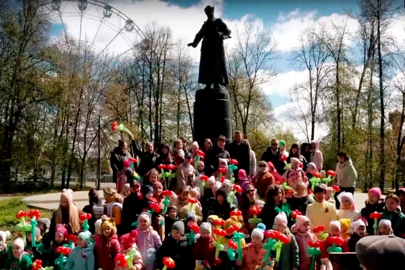 В Иванове малыши вместе с родителями нарисовали &quot;Победу&quot;.