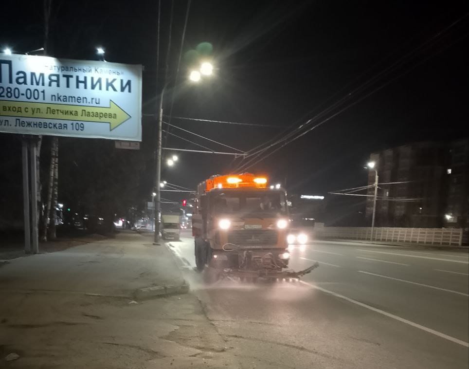 Четыре поливомоечные машины ночью проводили мойку улиц города.