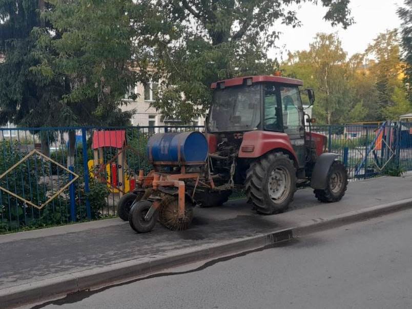В ночь с 27 на 28 июня в работах по уборке города были задействованы 16 единиц спецтехники.