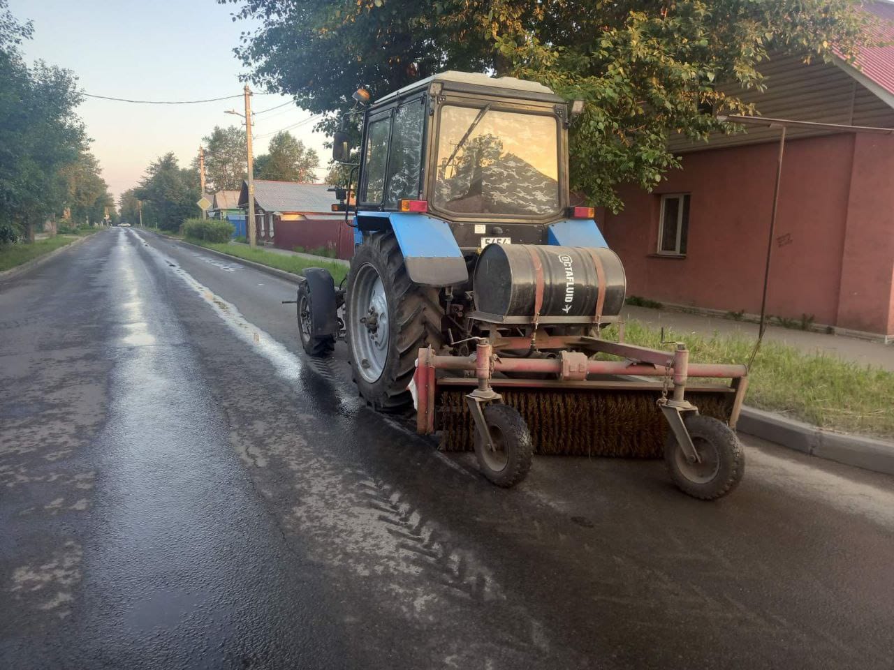 В ночь с 2 на 3 июля в работах по уборке города были задействованы 15 единиц спецтехники.