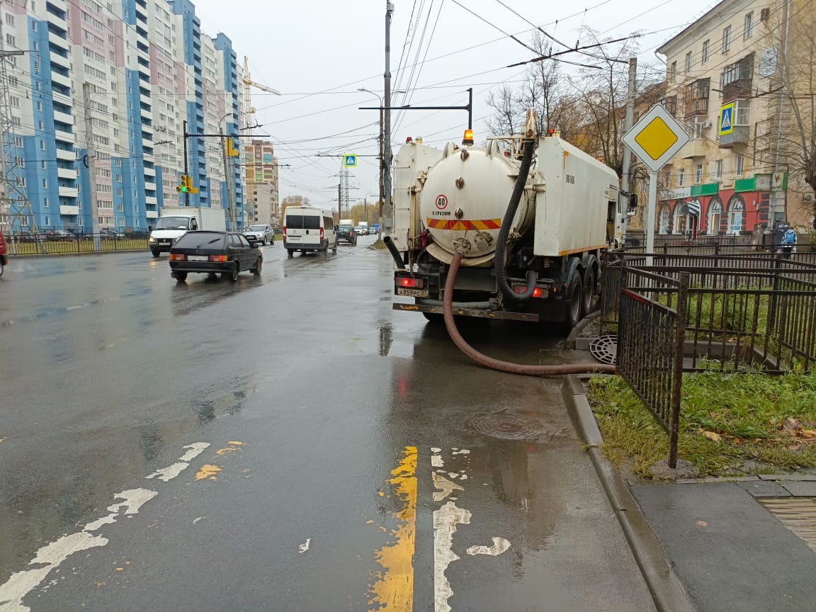 В областном центре устраняют последствия затяжных дождей.