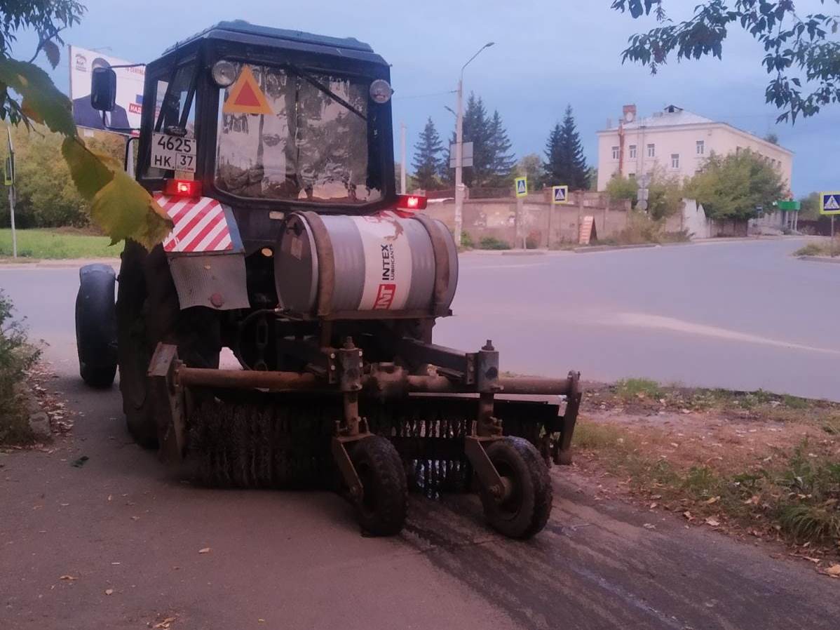 Механизированную уборку города ночью проводили пять поливомоечных машин и два трактора.