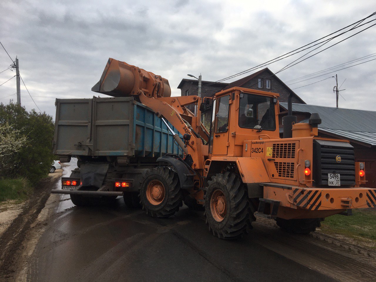 В ночь с 12 на 13 мая в работах по уборке города были задействованы 19 единиц спецтехники.