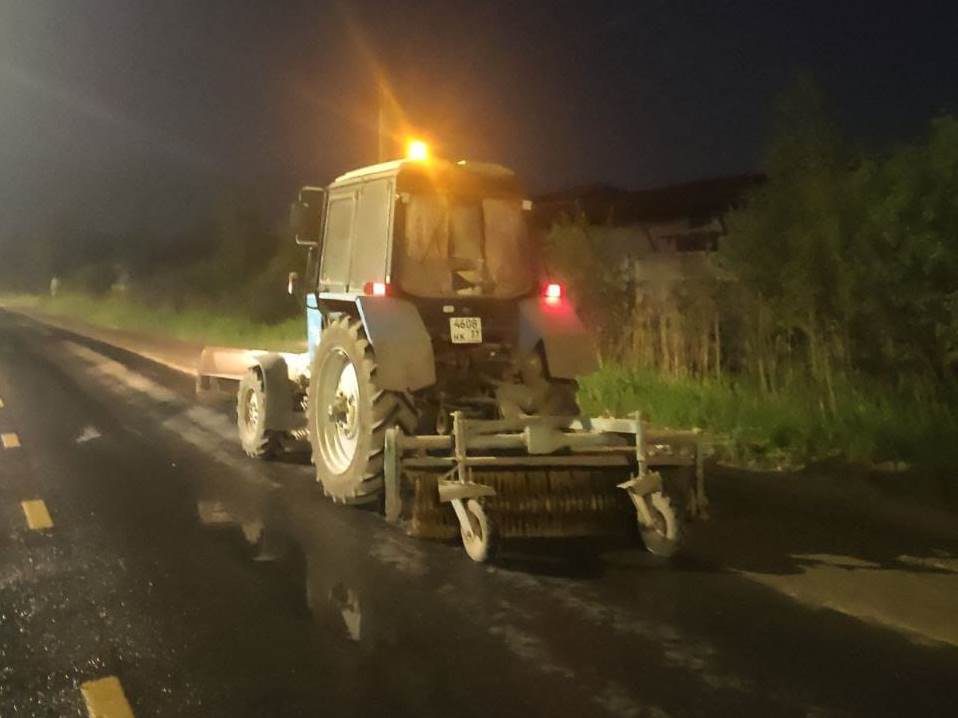 В ночь с 26 на 27 мая в работах по уборке города были задействованы 14 единиц спецтехники.