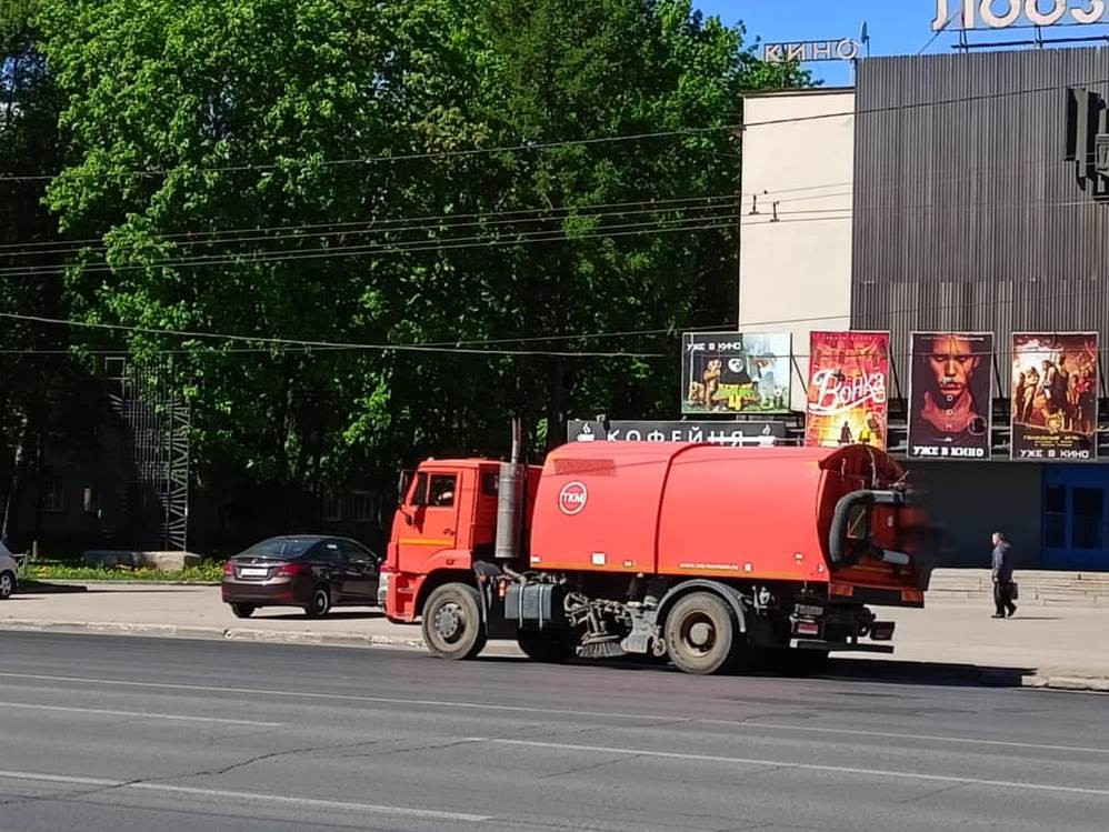 На прометание дорог днём направлены пять вакуумных пылеуборочных машин.