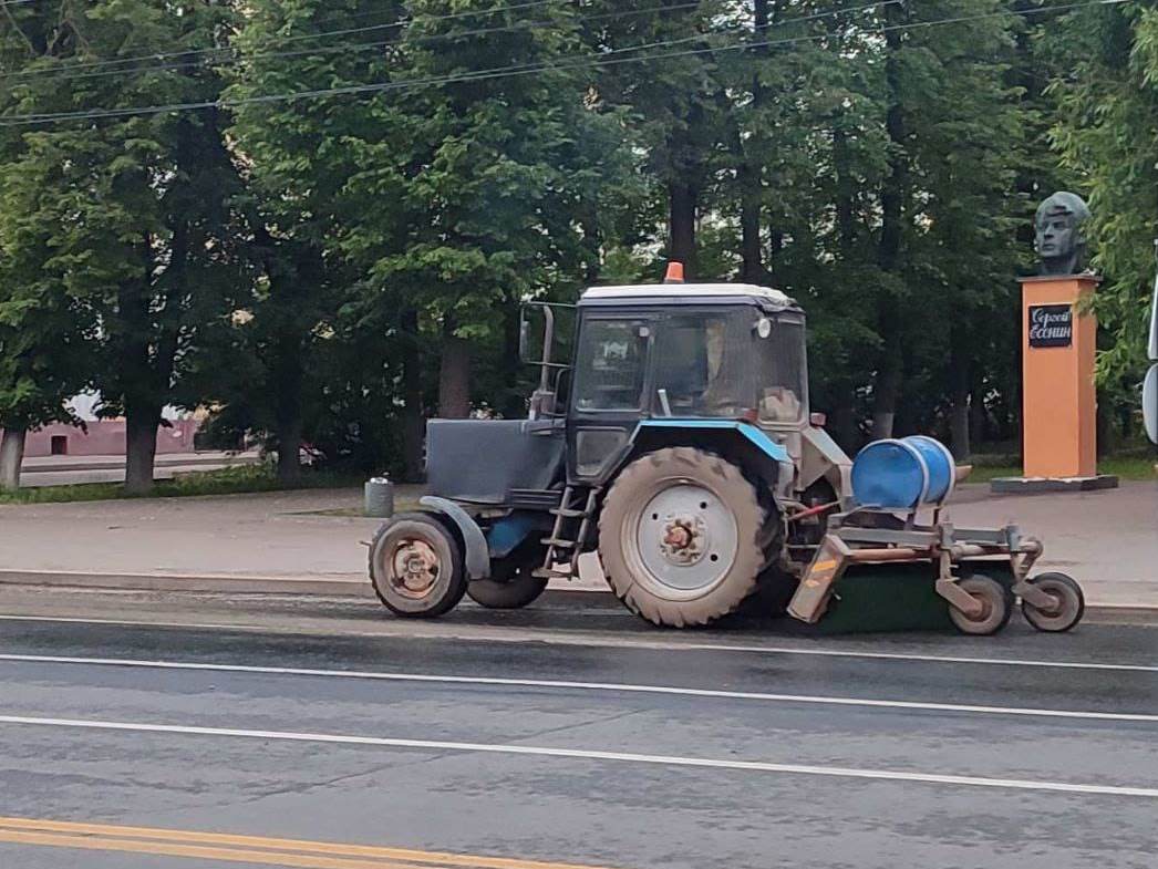 В ночь с 9 на 10 июня в работах по уборке города были задействованы 15 единиц спецтехники.