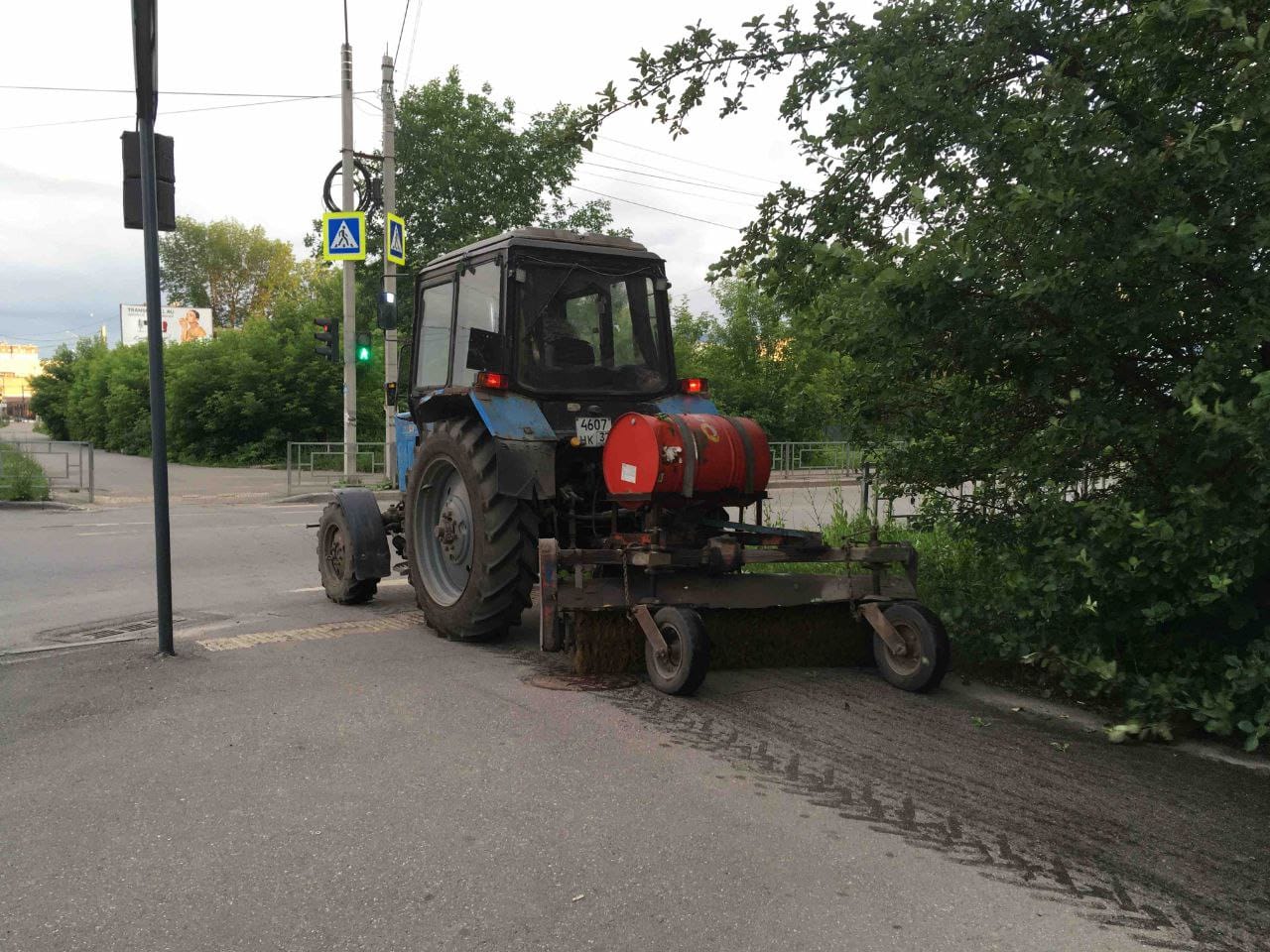 В ночь с 19 на 20 июня в работах по уборке города были задействованы 11 единиц спецтехники.