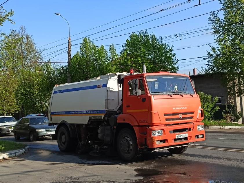 На механизированное прометание дорог направлены пять вакуумных пылеуборочных машин.