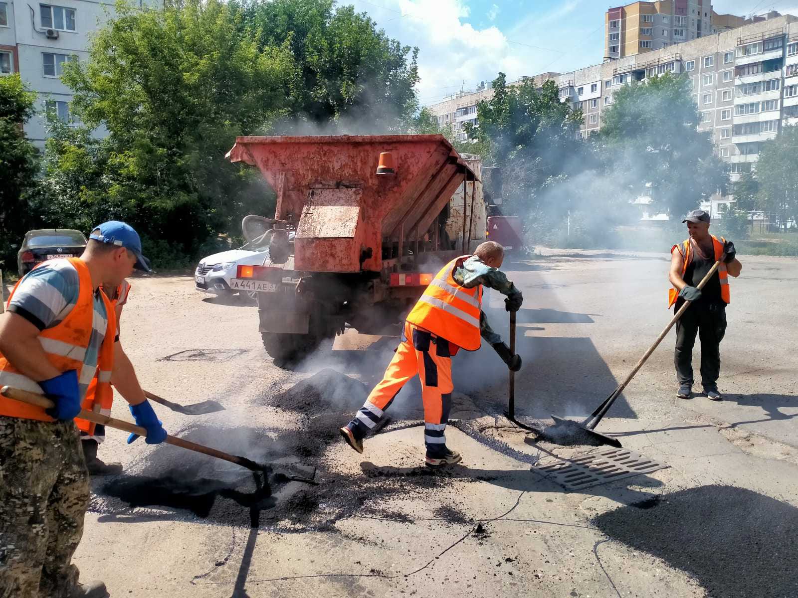 В Иванове продолжается ямочный ремонт дорог.