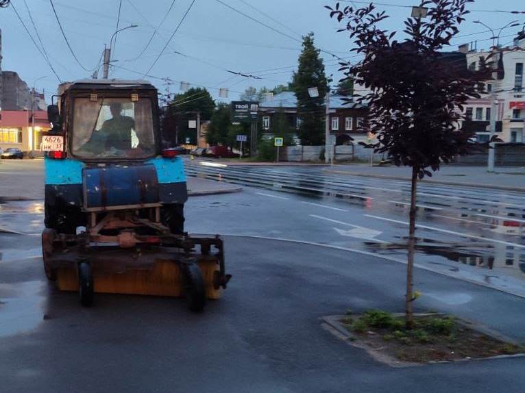 В ночь с 21 на 22 июля в работах по уборке города были задействованы 11 единиц спецтехники.