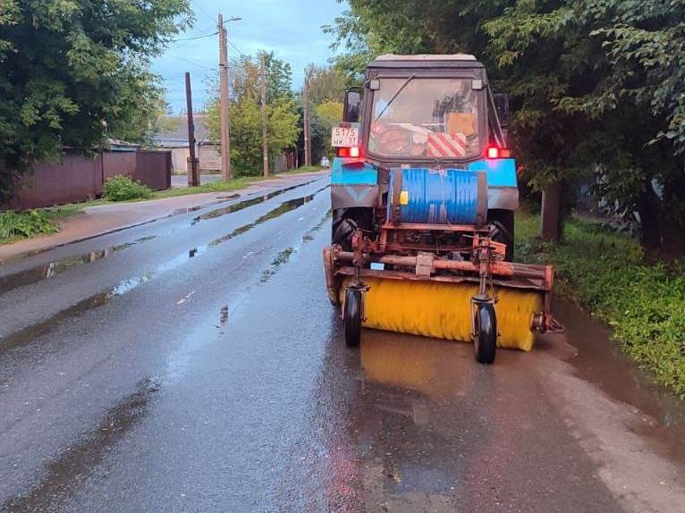 Ночью пять тракторов были направлены на прометание тротуаров.