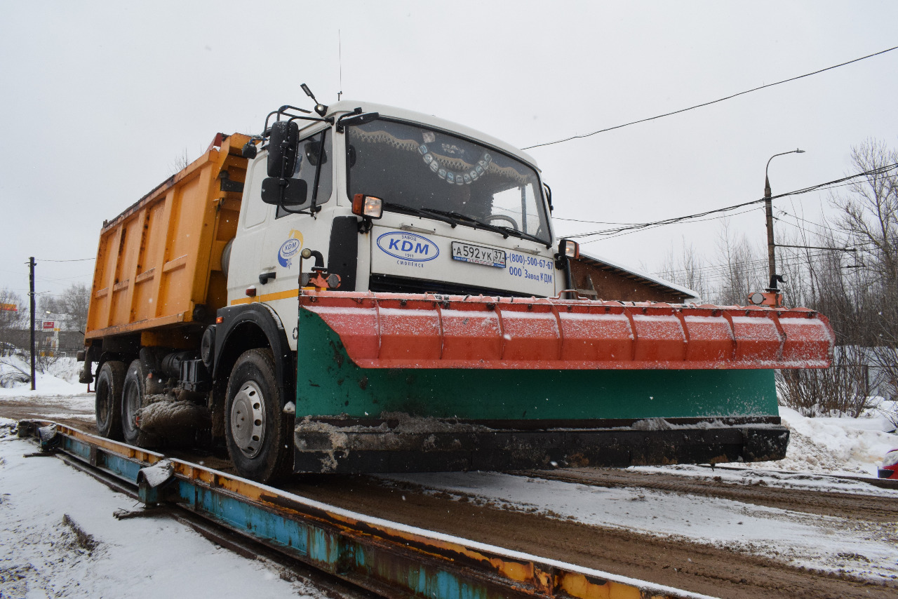 Городские коммунальные службы работают в снегопад.