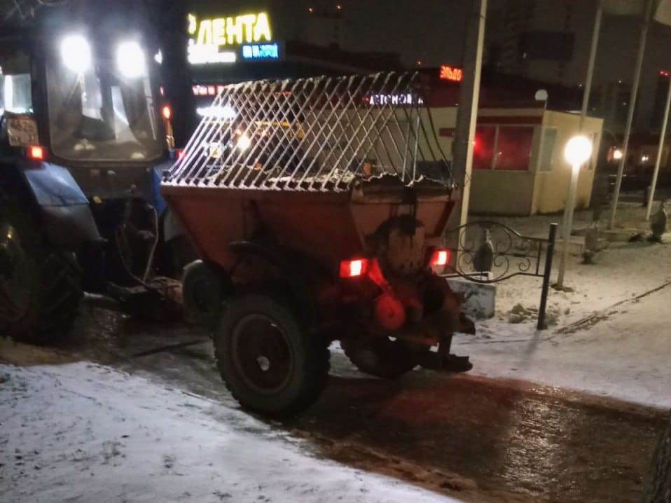 Ночью прошла противогололёдная обработка дорог и тротуаров.