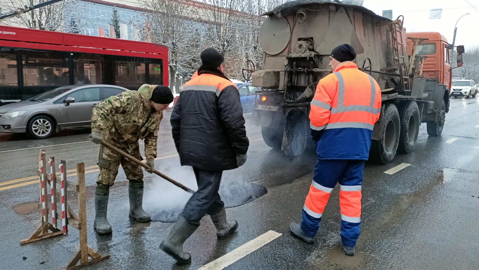 На улицах  Кузнецова, Жарова, 1-я Полянская, Кавалерийская, Генерала Хлебникова и Маяковского будет идти ямочный ремонт.