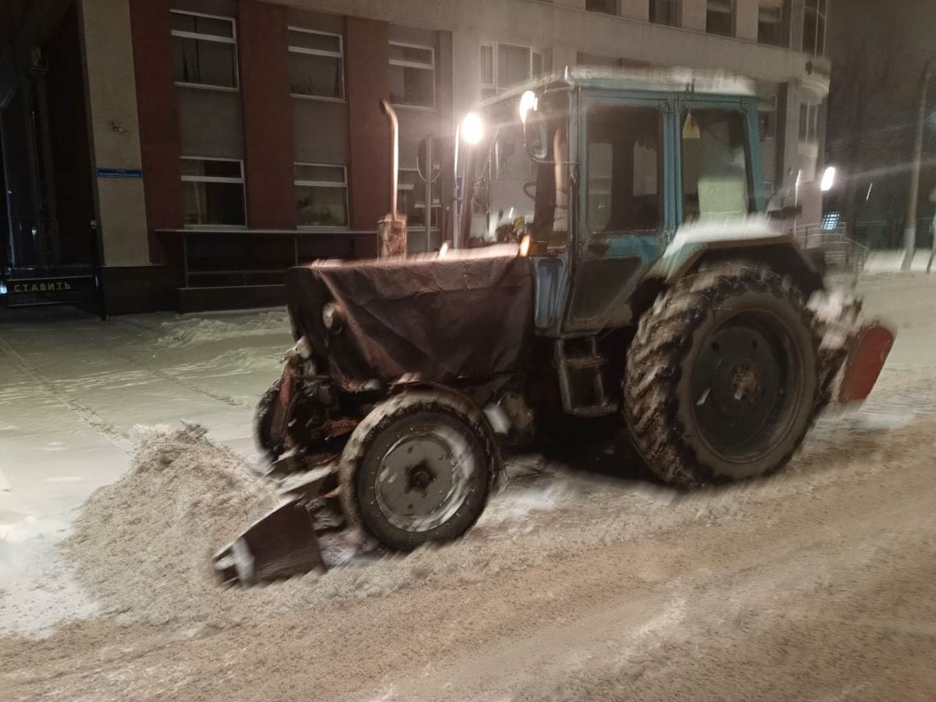 Ночью продолжилась уборка дорог и тротуаров от снега.