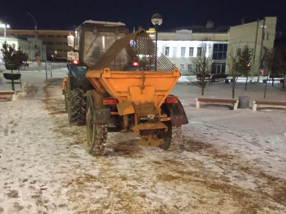 В связи с возможным ухудшением погодных условий на дежурство вышла дополнительная спецтехника.