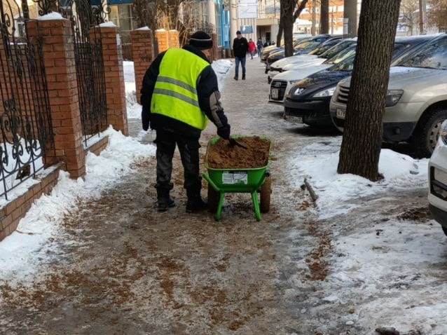 1 декабря работы по содержанию улично-дорожной сети продолжат 43 единицы спецтехники и 104 дорожных рабочих.