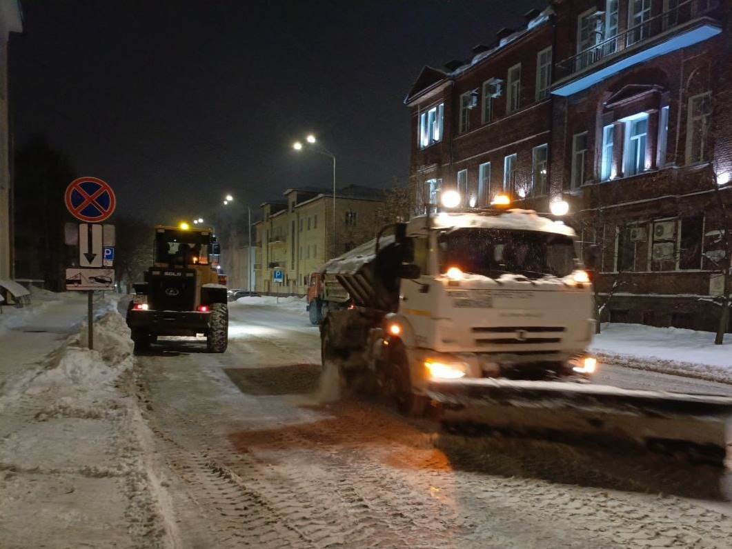 Внимание! На улицах города работает спецтехника.