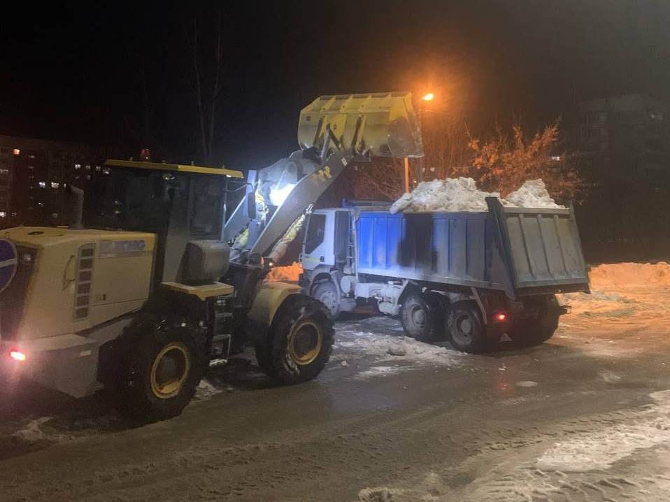 За последние три ночи из города вывезено около 10 тысяч кубометров снега.