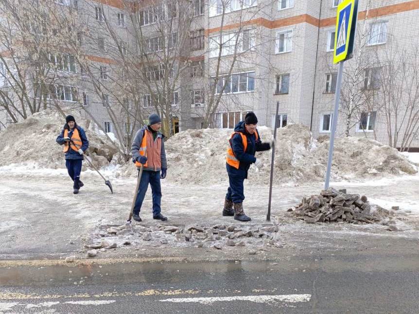 Днем уборку, обработку песко-соляной смесью тротуаров и подходов к пешеходным переходам продолжит бригада из 28 рабочих.