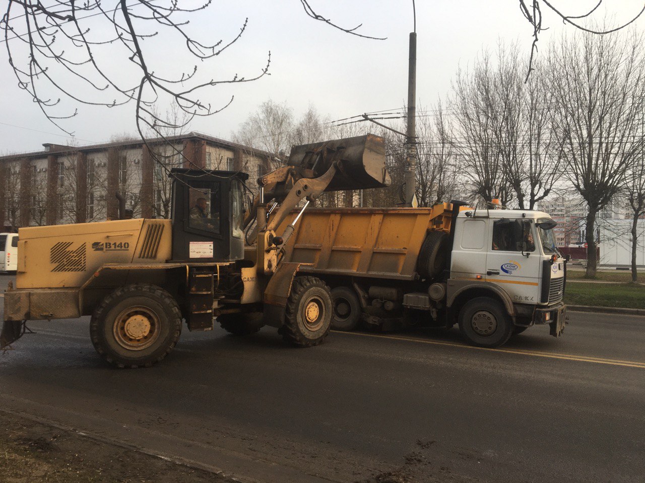 В ночь с 10 на 11 апреля в работах по уборке города были задействованы 21 единица спецтехники.