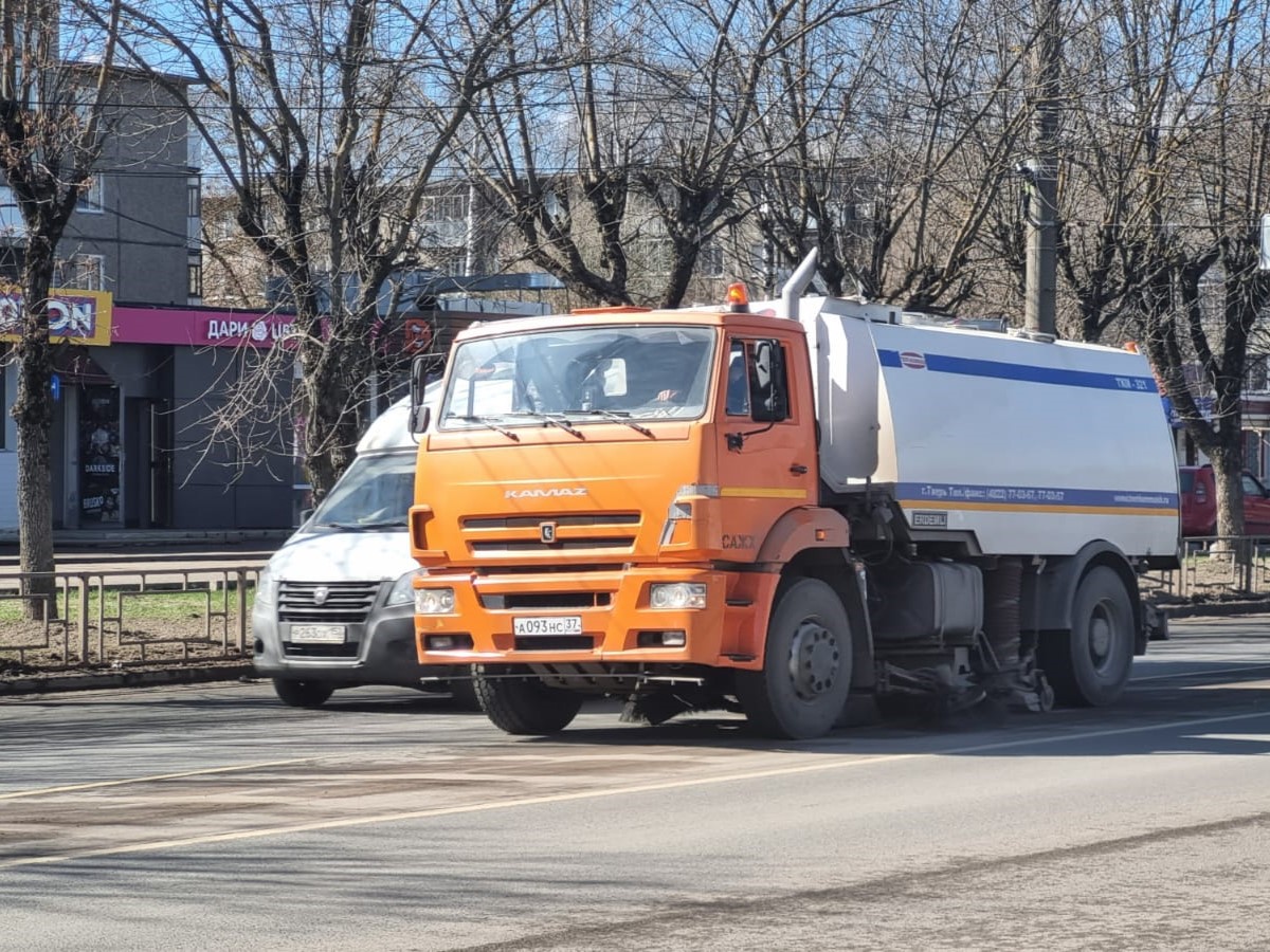 На уборку смёта вышли пять вакуумных пылеуборочных машин.