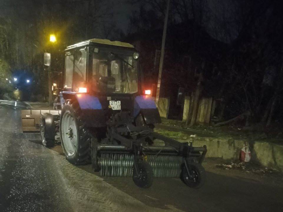 В ночь с 18 на 19 апреля в работах по уборке города были задействованы 12 единиц спецтехники.