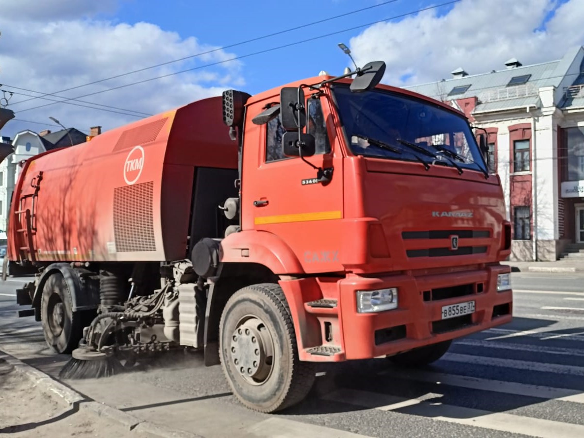 Продолжается уборка города от смёта.