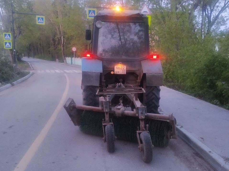 В ночь с 6 на 7 мая в работах по уборке города были задействованы 21 единица спецтехники.