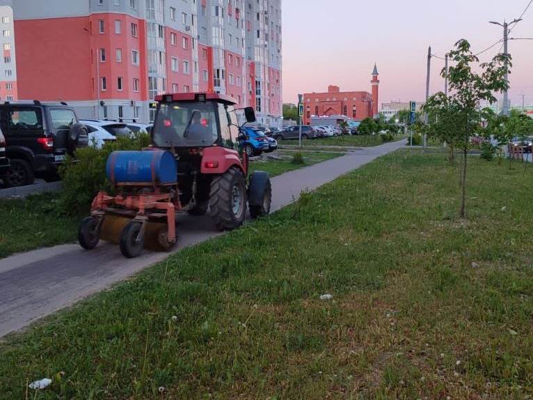 В ночь с 27 на 28 мая в работах по уборке города были задействованы 14 единиц спецтехники.