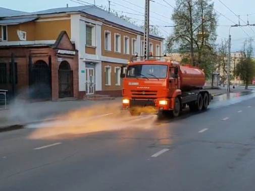 В ночь с 7 на 8 мая в работах по уборке города были задействованы 22 единицы спецтехники.